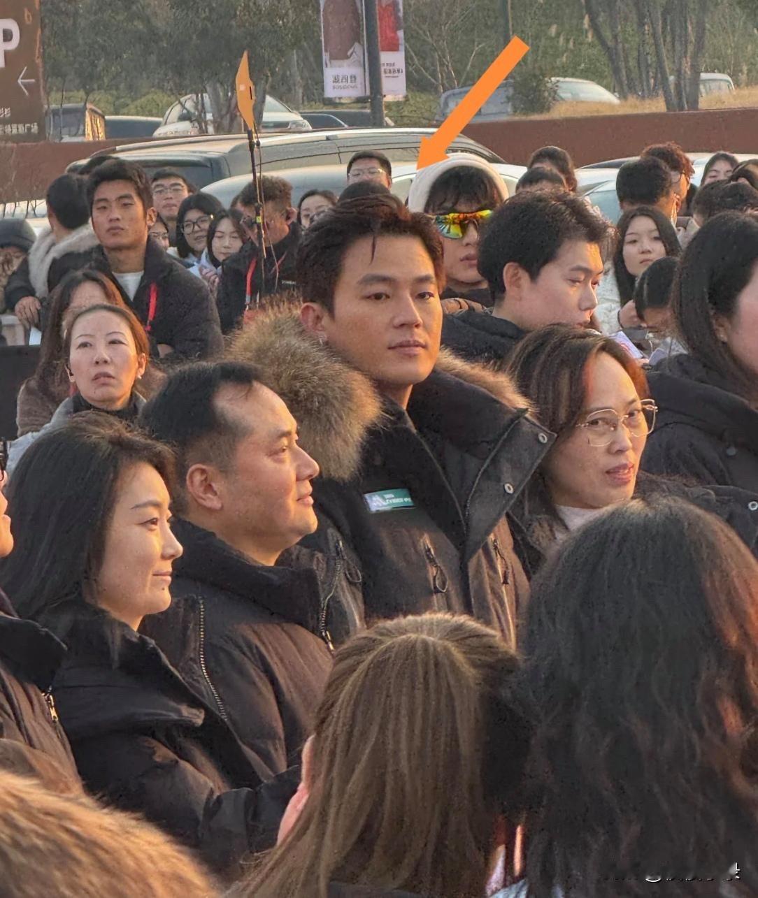 欧豪在郑州参加活动，他的脸好酷啊，穿着羽绒服，身材健壮好亮眼啊！