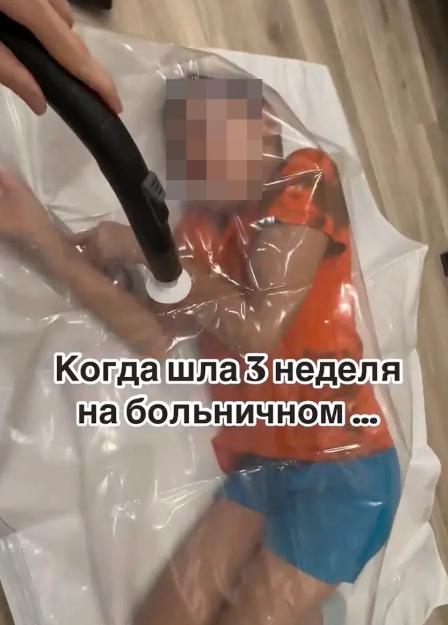 惊爆眼球！俄罗斯一36岁女网红为了“好玩”，把自己10岁的儿子装进密封塑料袋，仅