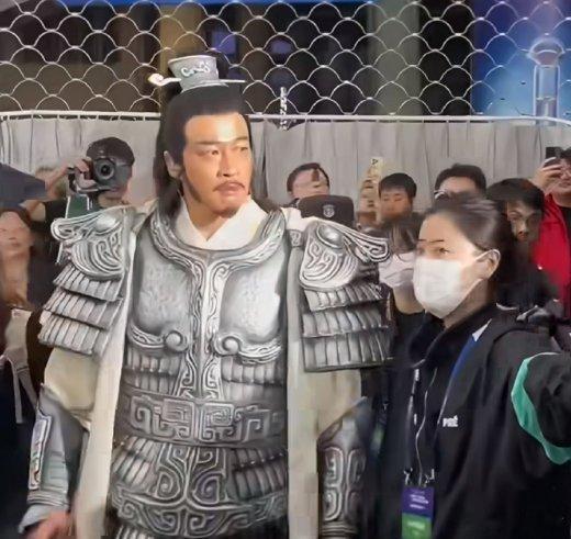 穿上这身铠甲，再开上极氪8X，那场面绝对的拉风极氪回应何润东现身门店