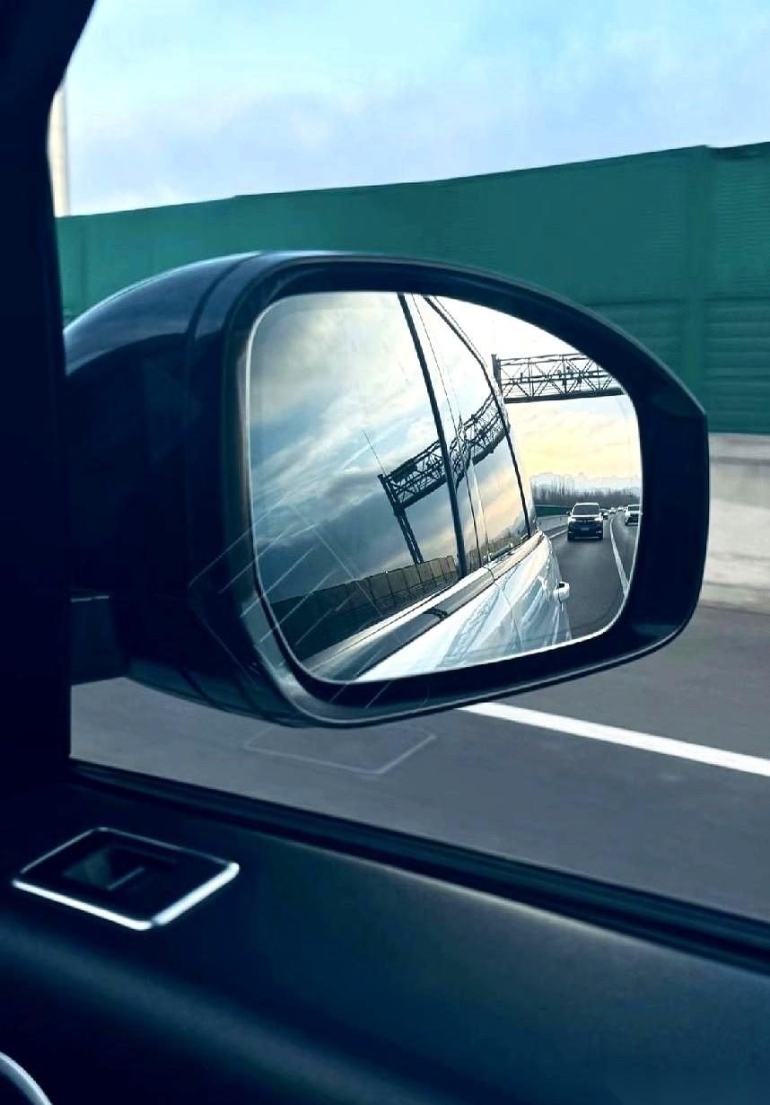 高速上，一辆宝马疯了似的别我车，还不停闪我。我一个女的，开着个小破车，脑子里瞬