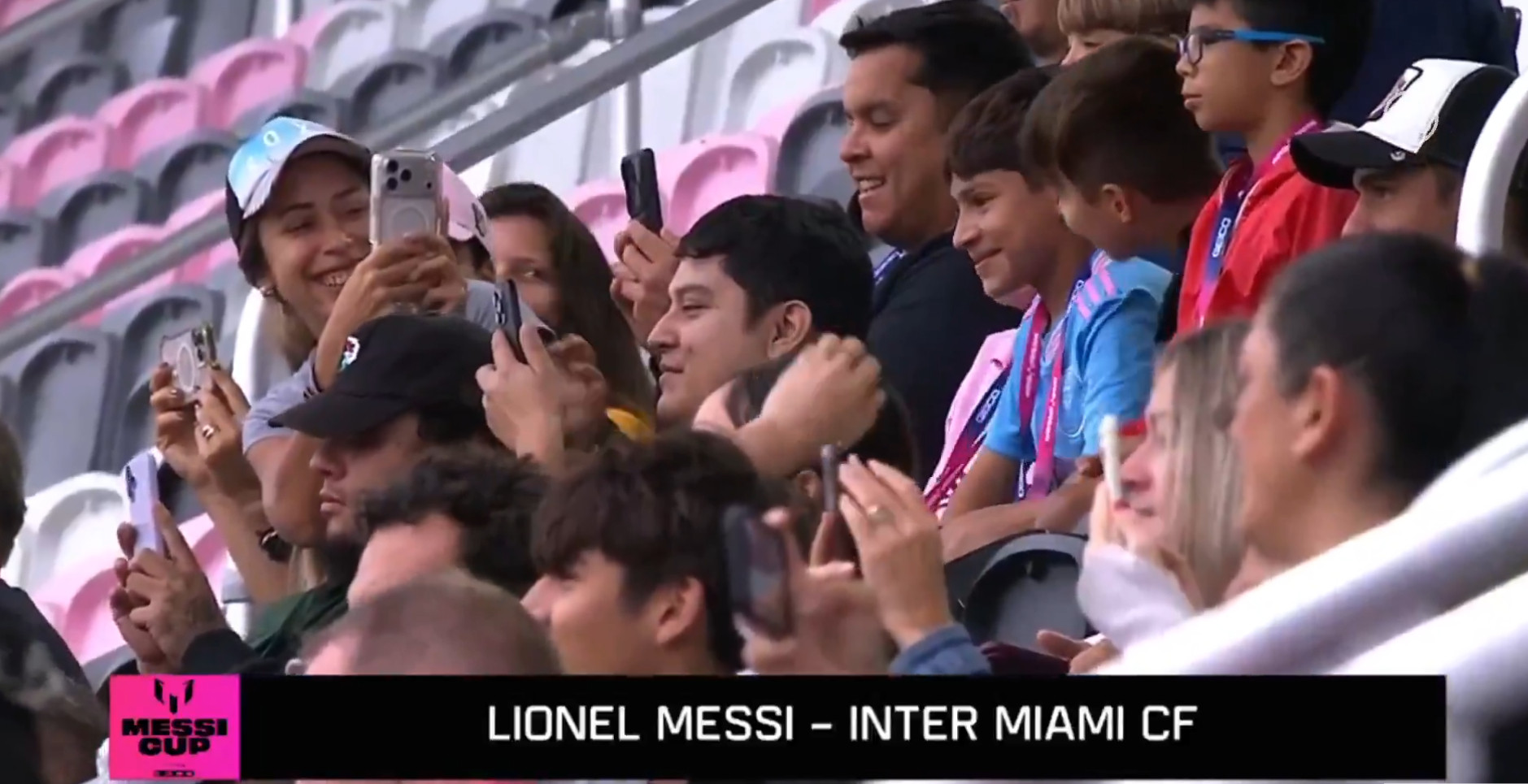 【梅西致歉】❤今日梅西现场领取MVP奖杯，同时也是“梅西杯”开赛日，但因为下雨未