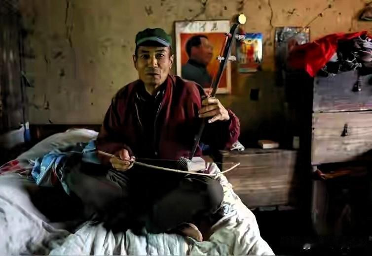 现在农村光棍问题真挺让人愁的😮，村里适龄男青年找对象越来越难，彩礼、婚房门槛