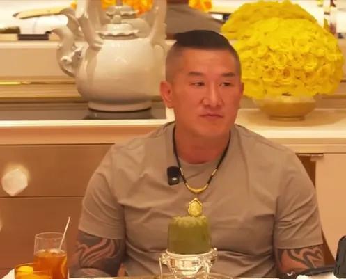 “馆长”昨天在直播中说很是遗憾有点难过，接到大陆方面的通知无法参加北京9.3阅兵