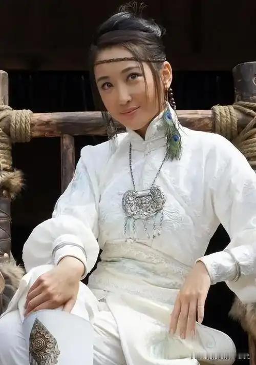 湘西女匪首吕芪：拿鬼子人头当聘礼的乱世奇女子1943年，湘西古城。18岁的吕