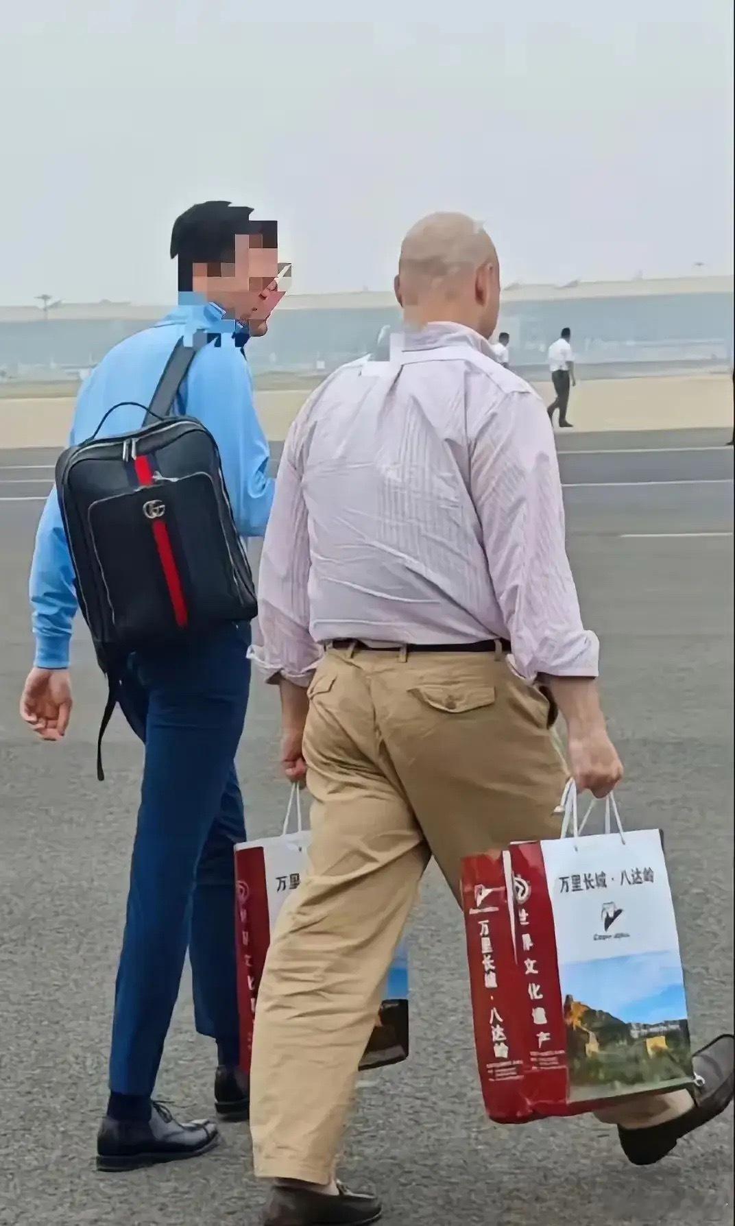 连中国盒饭都带走了！空军1号不让带，不代表其他美国人不能带老美那些坐专机的大人物