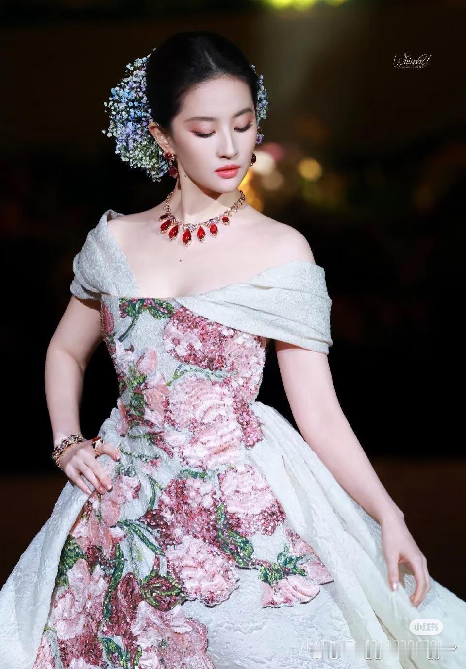 20多年前的发型竟然和刘亦菲的满天星是同款，果然时尚是有轮回的​​​