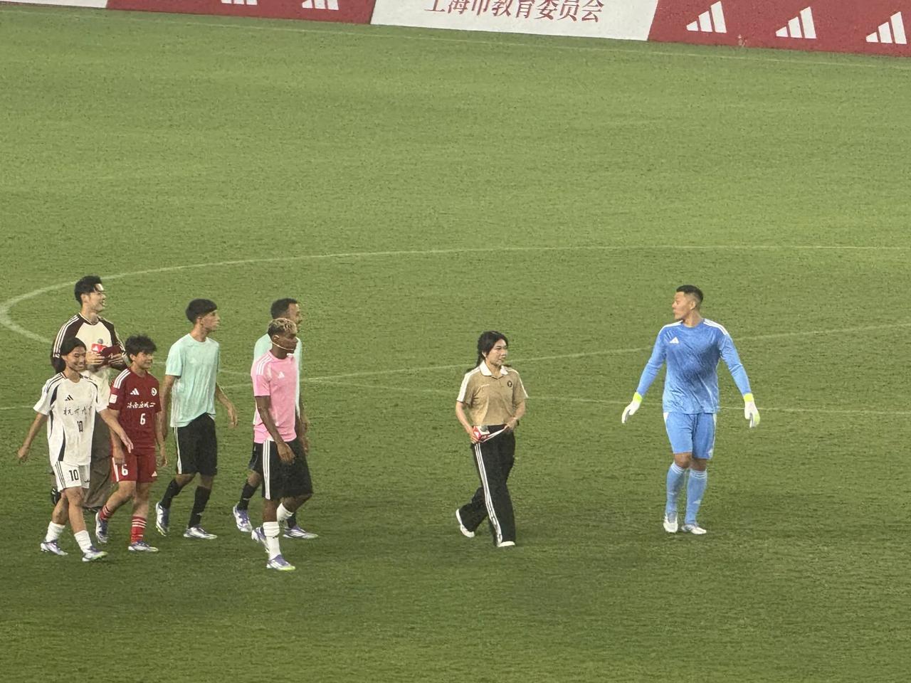 亚马尔射门被王大雷扑出！媒体报道，巴塞罗那球星亚马尔现身上海源深体育场，为在此