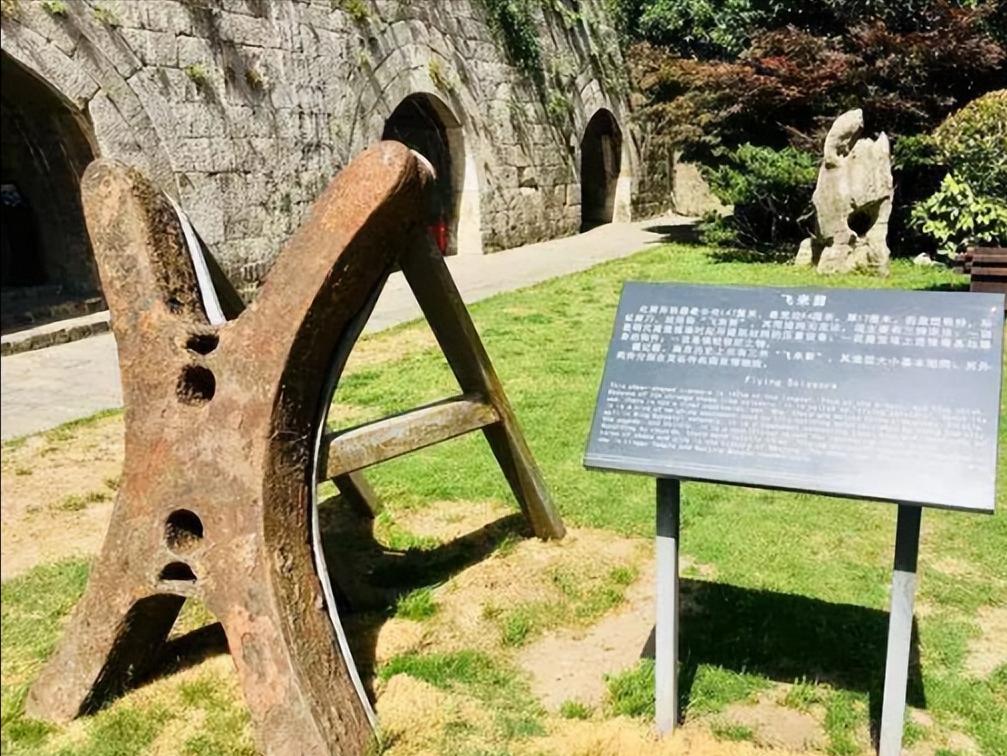 2008年7月，江苏南京一位老渔民朝秦淮河里扔了一块大磁铁，想用它来吸点河里“沉