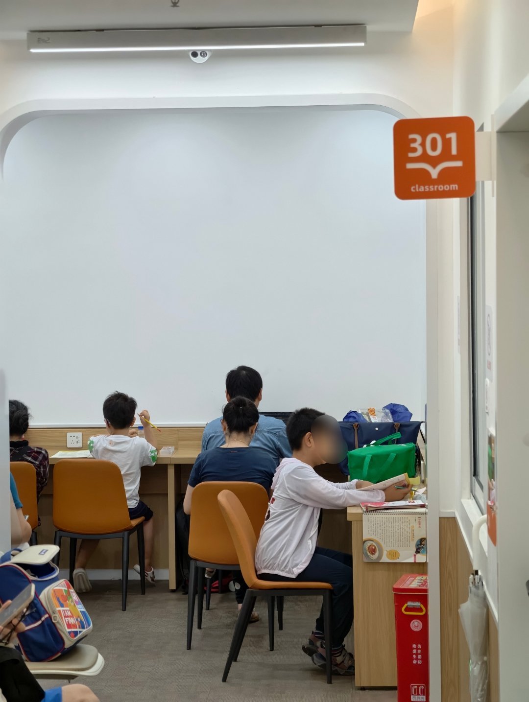 学而思的走廊里，真的挺有意思的。大小牛马，各有所忙…​​​