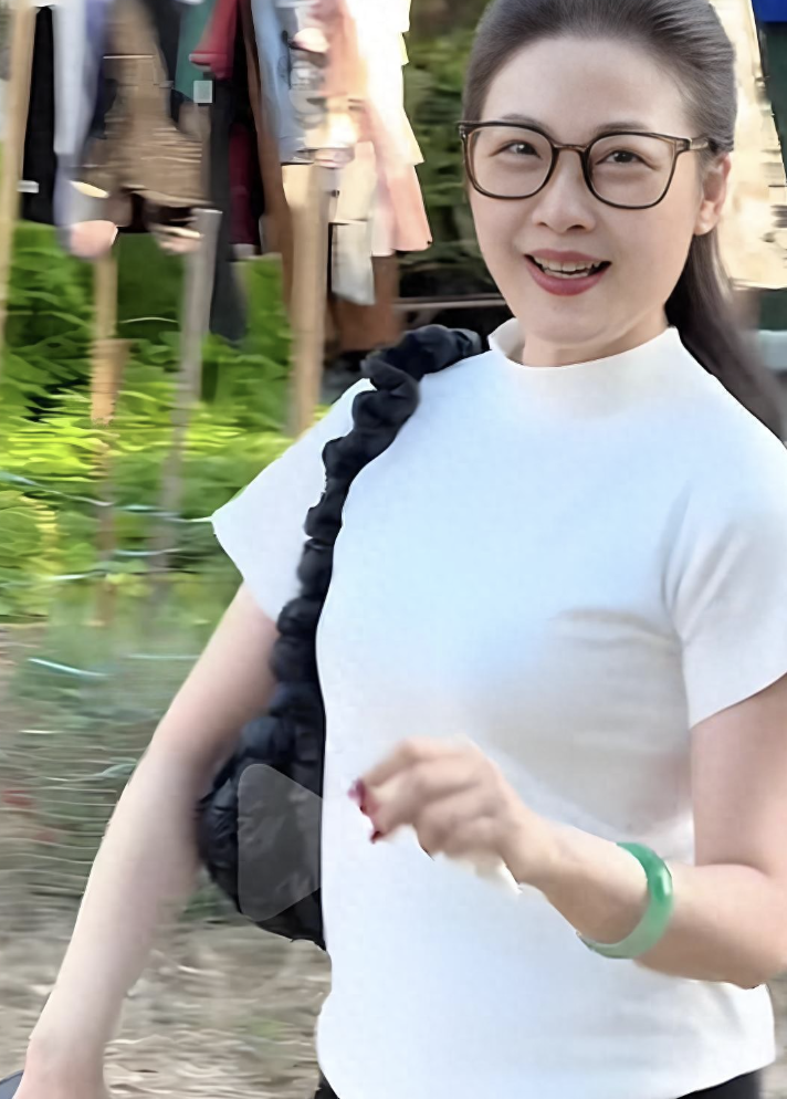 56岁TVB女神蒋文端农村演出，丰腴依旧美且亲切