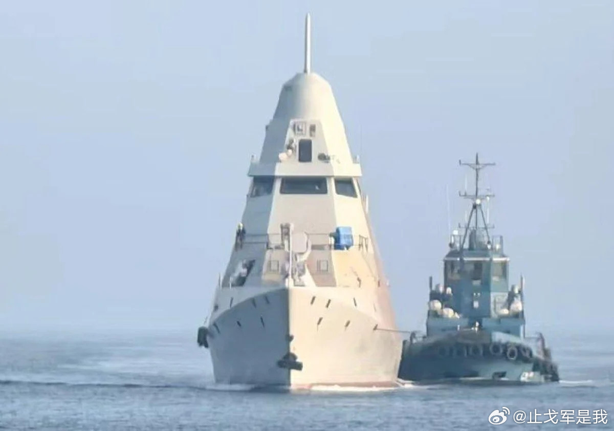 外媒：中国隐身舰撤下导弹，换上神秘方匣子，声波还是微波？2026年8月10日，据