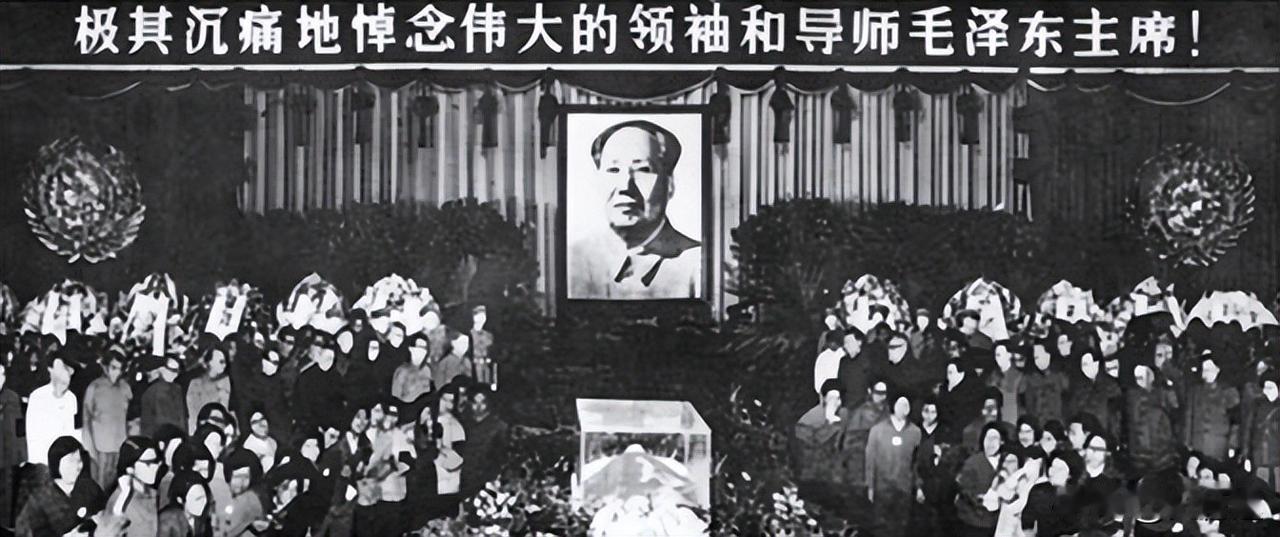 毛主席病逝后，飞机迟迟不肯飞，许世友连催3次，机长才说出原因。伟人离开后，许世友