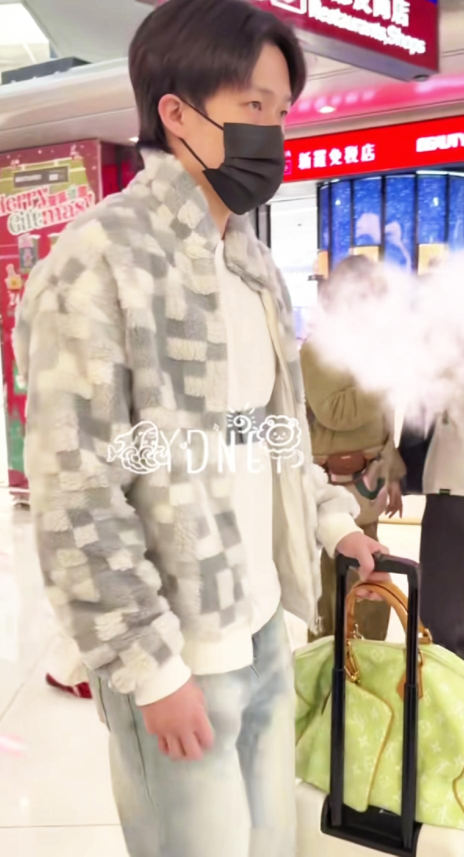 王楚钦出发回北京，装扮还是来时候的装扮，只是里边多了个固定带，看着真是心疼