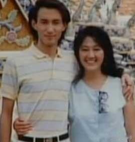 咱就说王姬的丈夫年轻时候真的很帅，两个人在部队文工团，一个跳舞，一个唱歌。后
