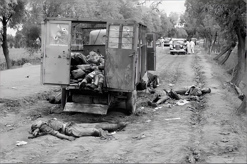 1937年，七七事变期间，京城通往南苑军营的道路，一辆卡车车厢内堆满中国第29军