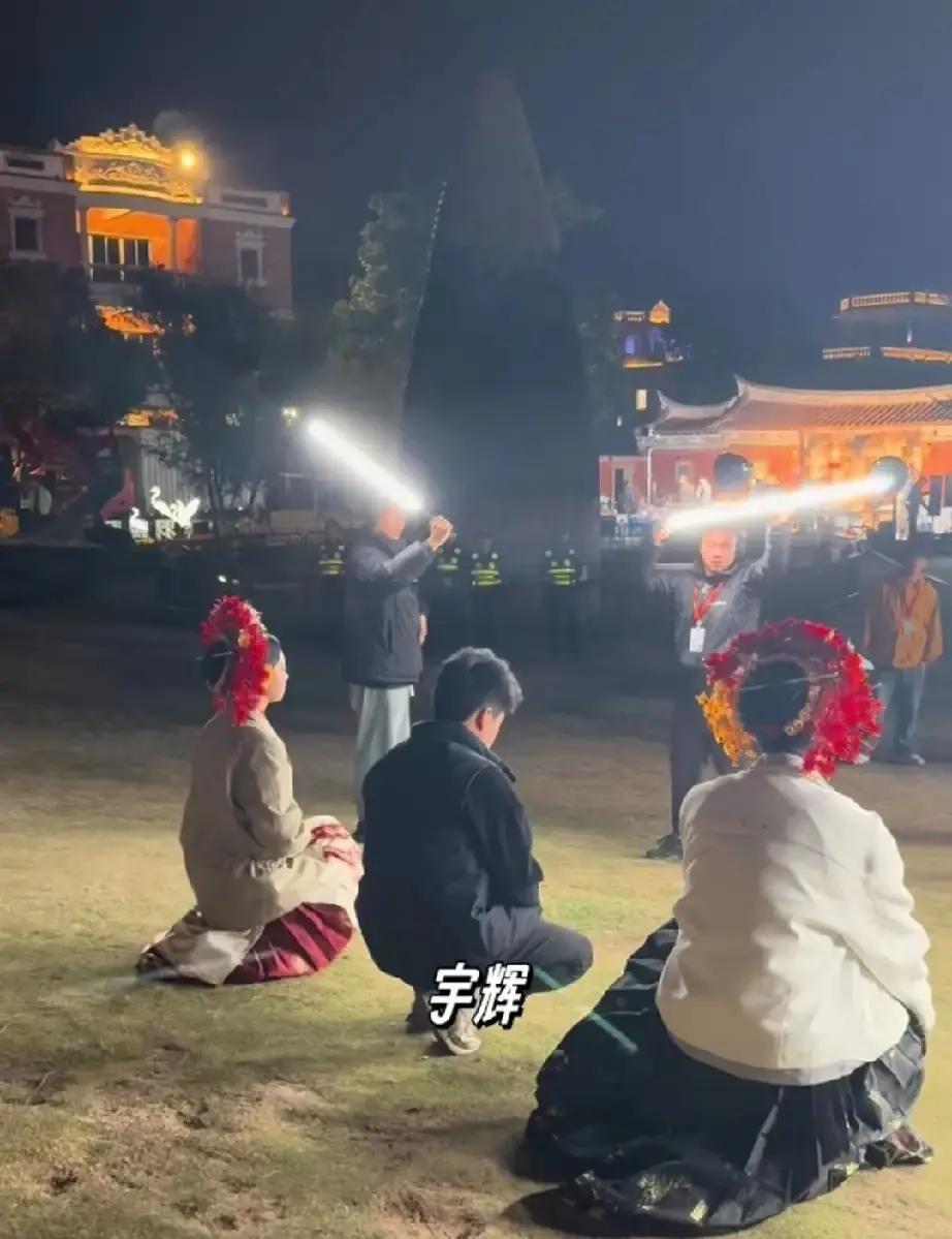 董宇辉在福建直播收工后留下来跟粉丝合影，人已经肉眼可见地累，嗓子沙哑还保持招牌笑