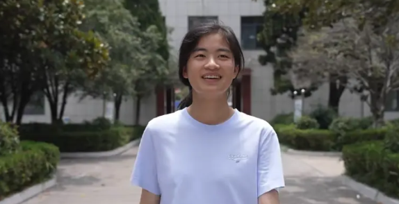 河南姑娘梁诗祎，全国第一！据河南信阳市教育考试中心消息，在2025年空军招飞中