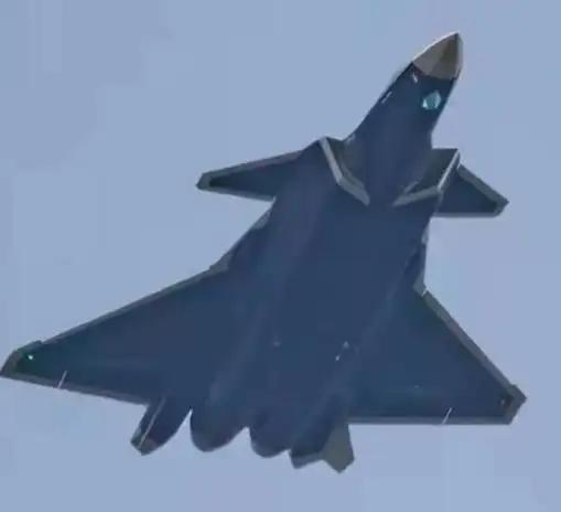 说一个对美国很残忍的事！以目前的技术水平，9架F22或许可以击落一架不带无人僚机