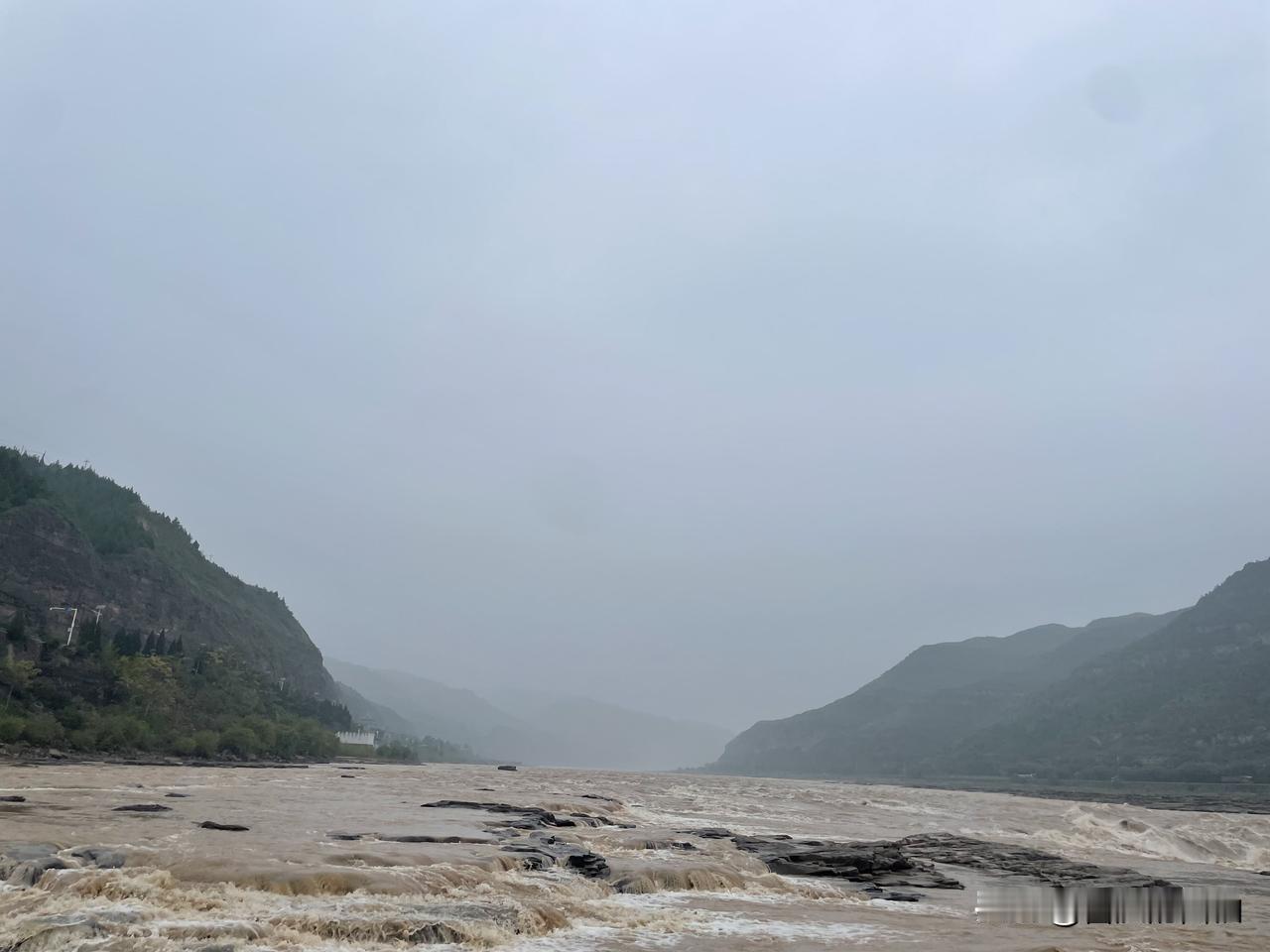 今天报了壶口瀑布一日游-陕西侧，180块钱，包了来回车费、门票，还管早饭和午饭。