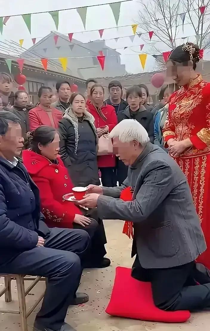 网红小李跪地给岳父母敬茶，岳父岳母对视两秒才伸手，画面尴尬到空气凝固。网友扒出