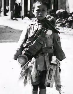 1938年，日军想拍摄一个懦弱的中国战俘形象，于是找到了15岁的季万方，他瘦小得