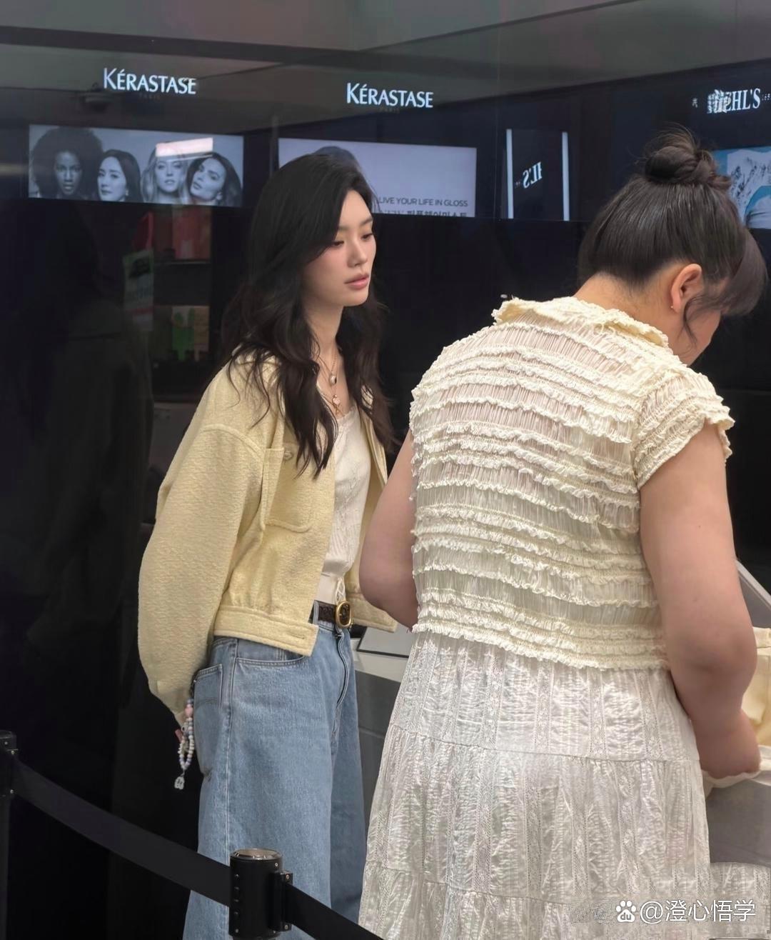 首尔逛街偶遇奚梦瑶，本人又高又瘦又美，她穿着香奈的夹克和牛仔裤背着爱马仕包包，一身行头超过20万阔太