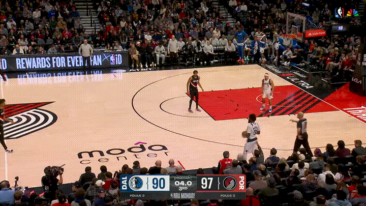 独行侠神射手汤普森终于显灵了！在今天独行侠客场挑战开拓者的比赛中，当时比赛进行到