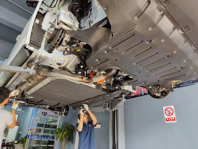 最终还是装上了电池护板自己那家4儿子店不在app上，还要加工时费，最后还是比亚