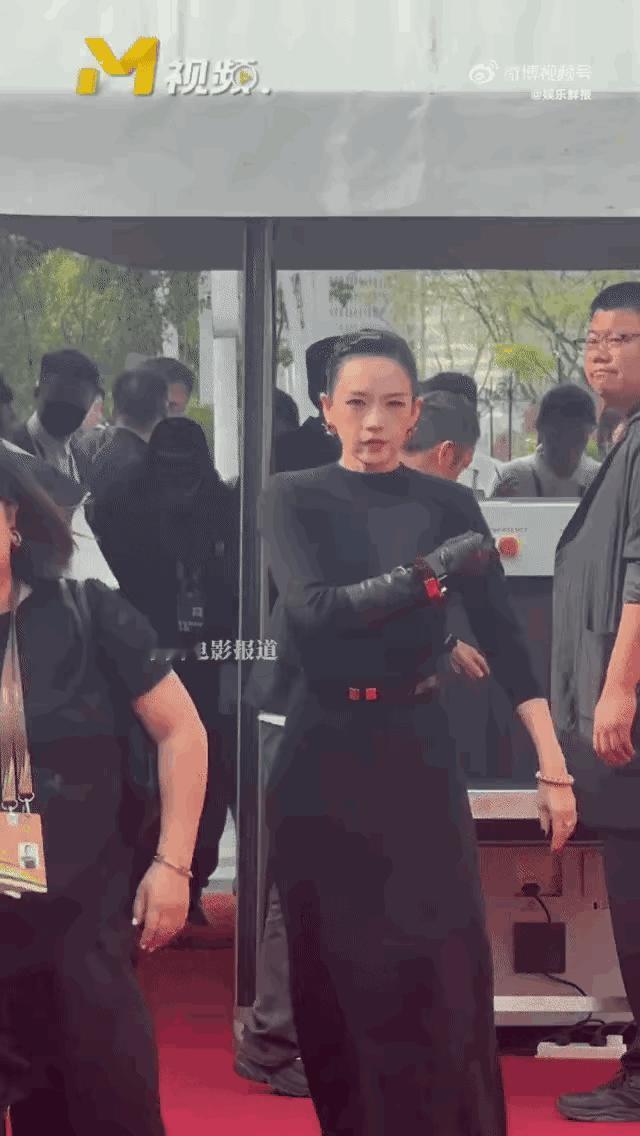 章子怡再次用实力证明她有本事甩森林北几十条街！不是因为相貌，也不是身高，而是章子