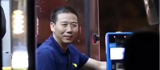 2018年，一高三女生下了晚自习，为了追赶最后一班公交车跑的气喘吁吁，司机师傅从