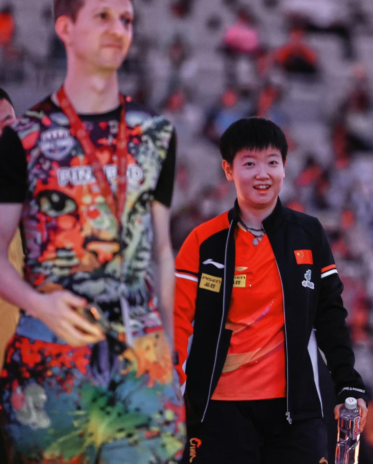 记者亚当解说莎莎比赛，激情满满。他太欣赏莎莎了。莎莎比赛中因为用手比划，提醒对