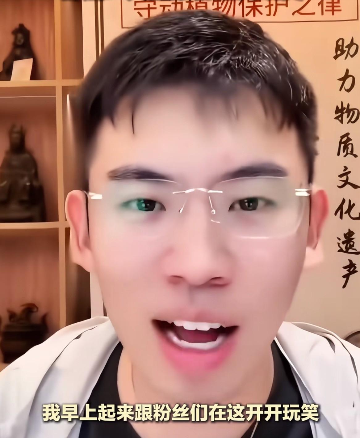 这下相信听泉鉴宝是真的了！7月26日直播间内，坐拥3000万粉丝的听泉鉴宝，满