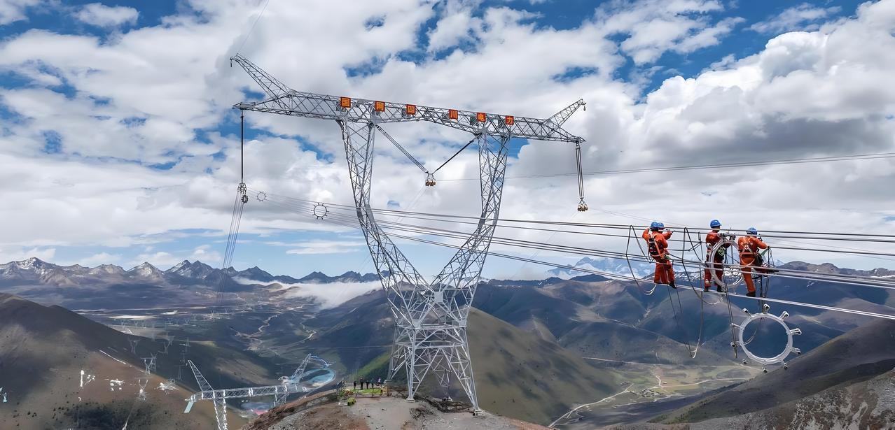 越媒报道：全球最大特高压输电工程助力中国成为电力超级大国！在0.005秒内