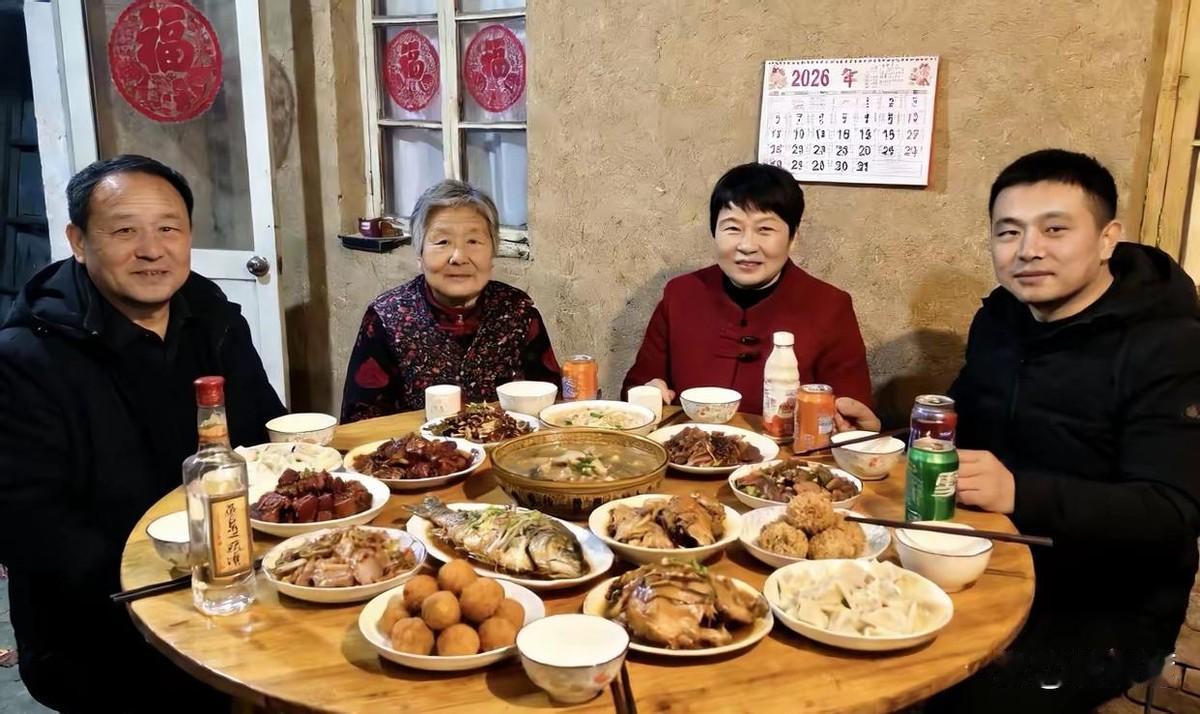 弟媳结婚十年，没在婆家吃过一顿年夜饭。丈夫每年独自开车回老家。后备箱塞满年货