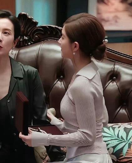 要瘦到多少斤？才能把紧身毛衣穿出宽松效果？真的心疼赵露思了