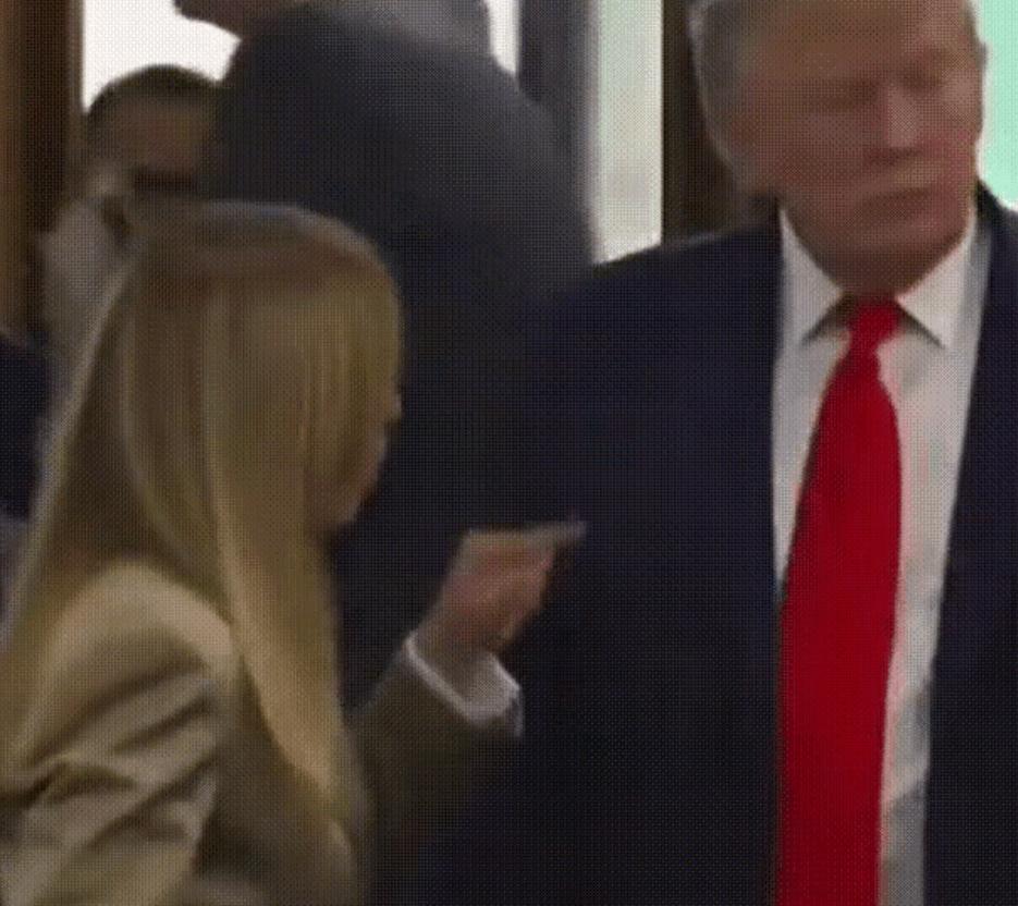 G7峰会上一段现场画面，让整个欧洲外交圈都跟着震了一下。欧盟委员会主席冯德莱