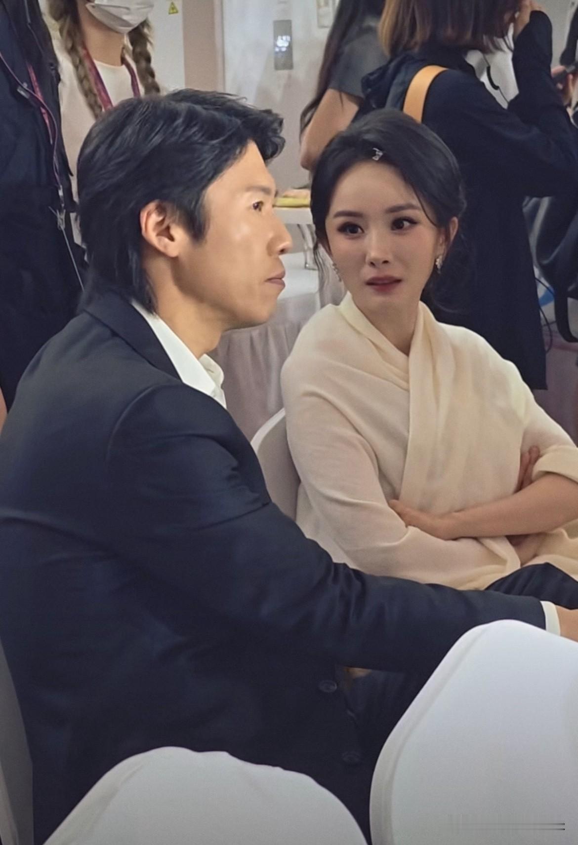 杨幂顶着夹子就出场了！这是两位离嘉后的第一次同框吧！[哭哭]男配女配收入囊中