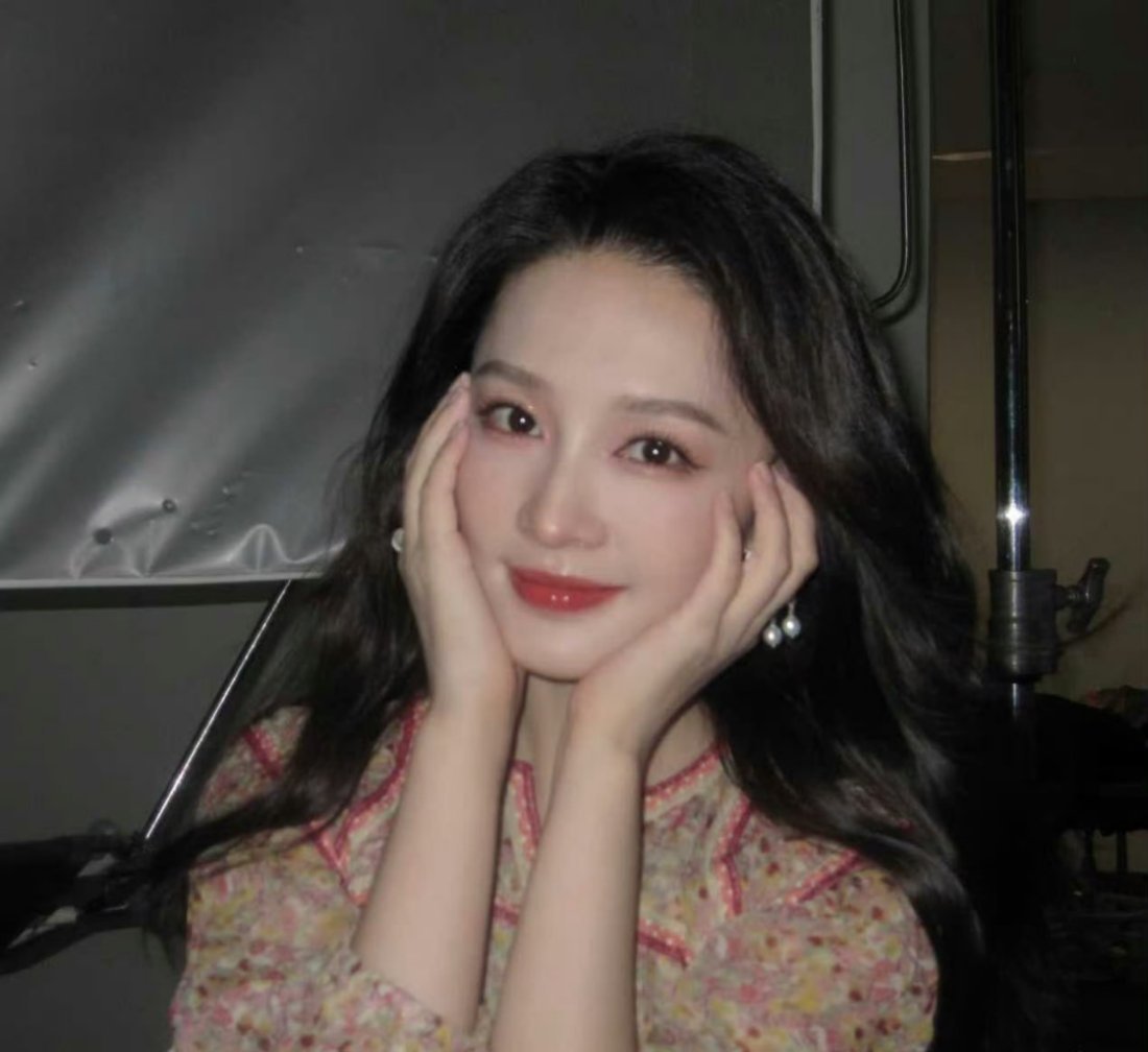 李沁真是不把我们当外人啊[笑着哭]是不是以为小声我们就听不见[大笑][大笑][