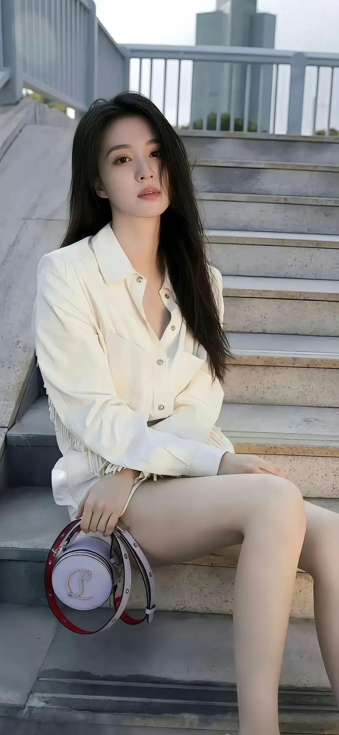 美女坐在台阶上，含情脉脉的望着你！