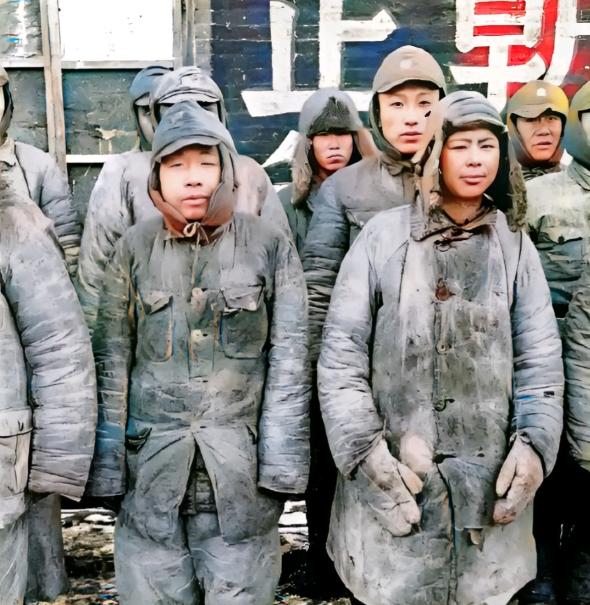 1941年冬，老蒋路过昆明西山，见修筑工事的士兵衣衫褴褛、棉衣飞花，怒问是谁的部
