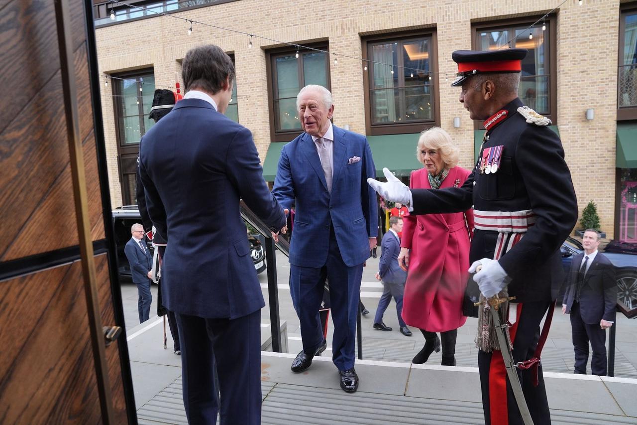 多年以来王室对安德鲁王子丑闻，都是采取的回避策略，如今查尔斯三世不得已发声。白