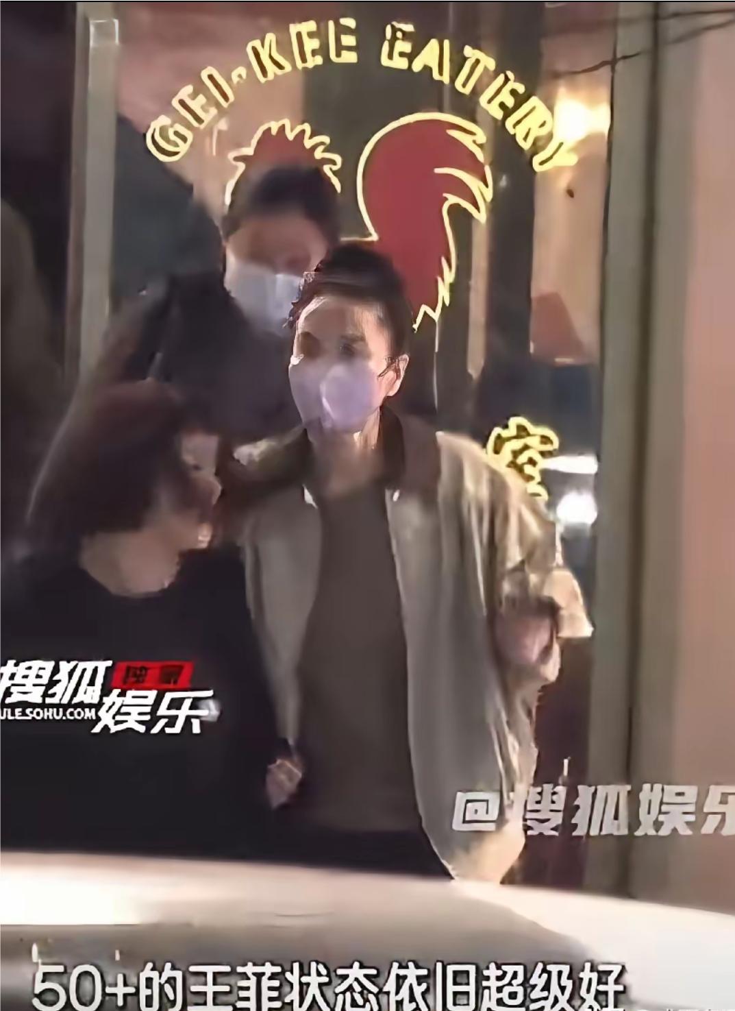 4月2日中午，王菲和俞飞鸿一起聚餐被网友拍到，尽管两人都戴着口罩，但身形和气质难