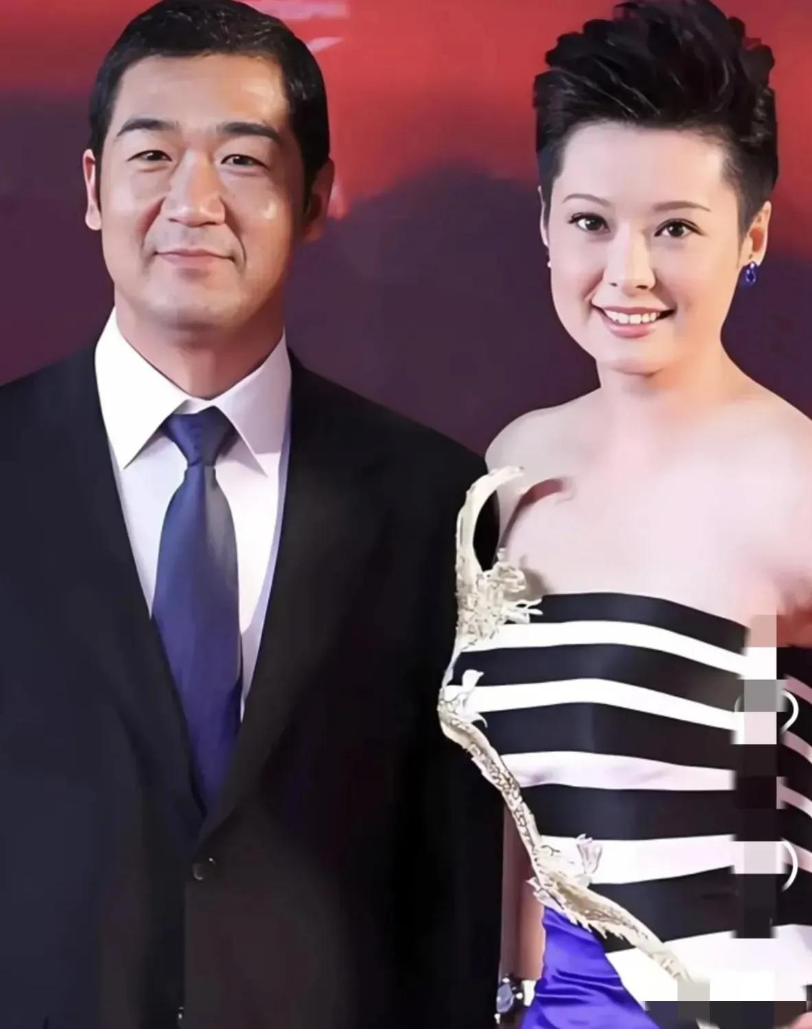 哇塞，画面中的张国立西装革履，头发浓黑，笑意盈盈，龙姿凤表呀；一旁的袁立发型飒爽