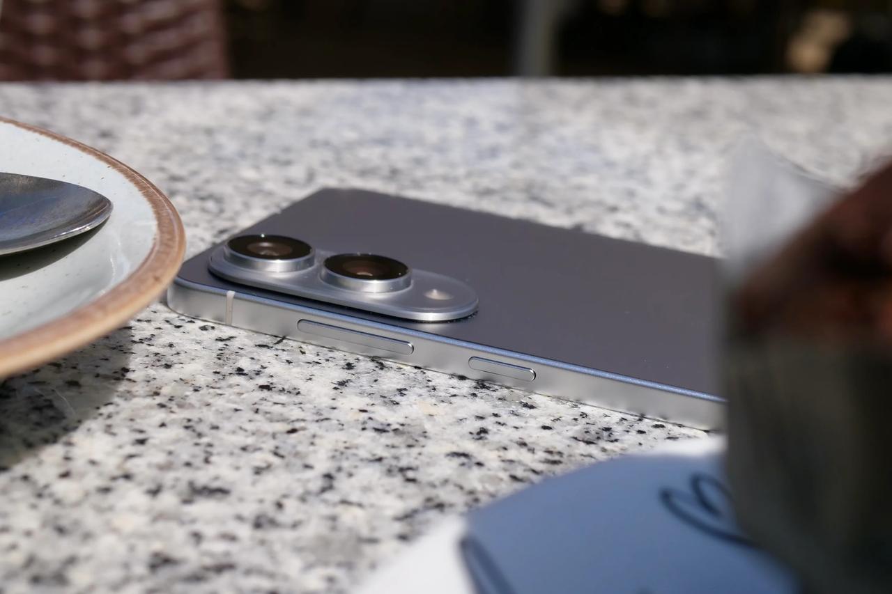 【三星超薄手机销量受挫】去年，三星在推出常规的GalaxyS25系列后紧接着发