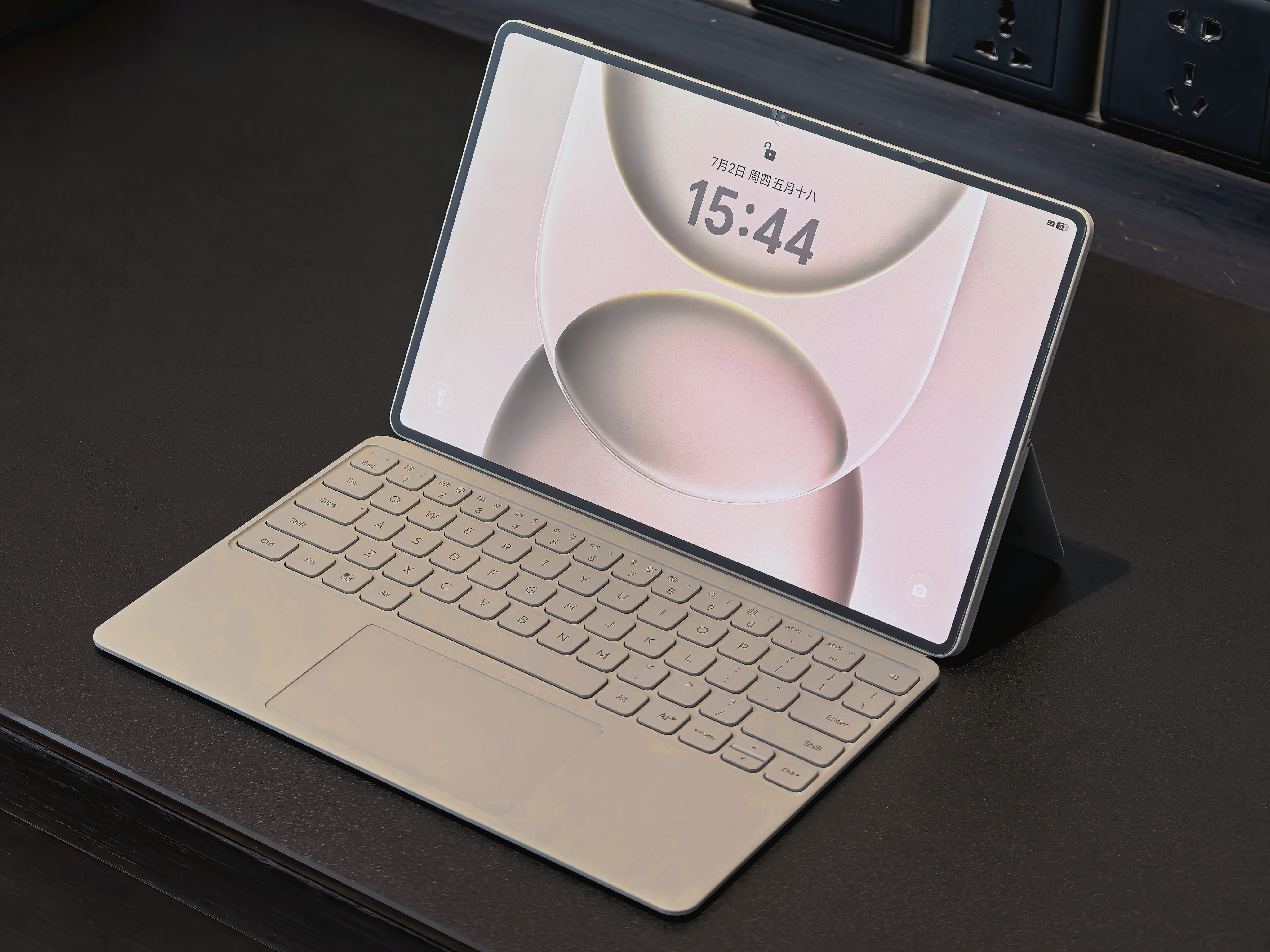 出差带着荣耀MagicPad3Pro12.3真是爽！第一，这块OLED屏幕太