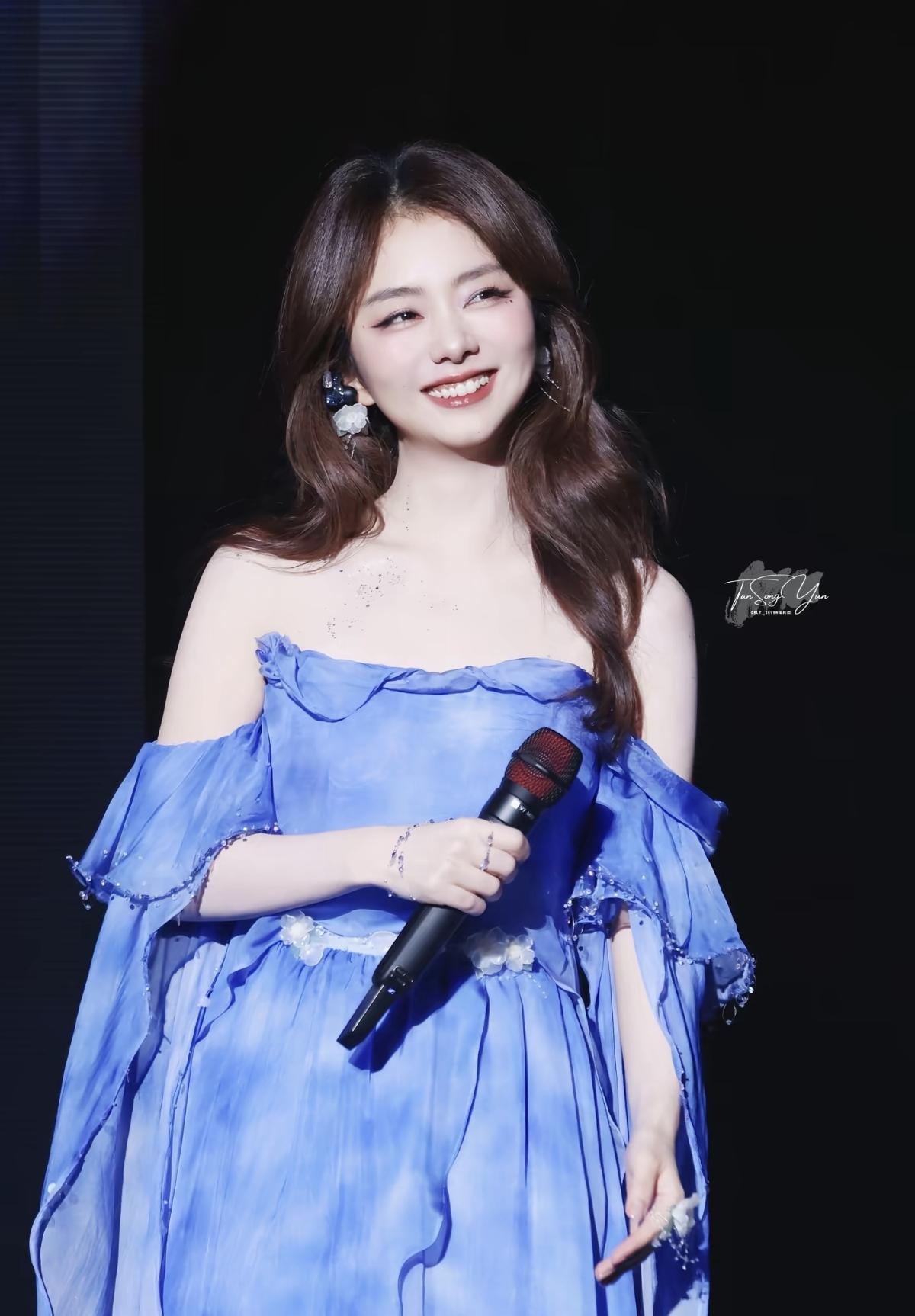 当谭松韵拿起话筒，整个舞台都被她的笑容点亮了谭松韵的舞台，永远带着不褪色