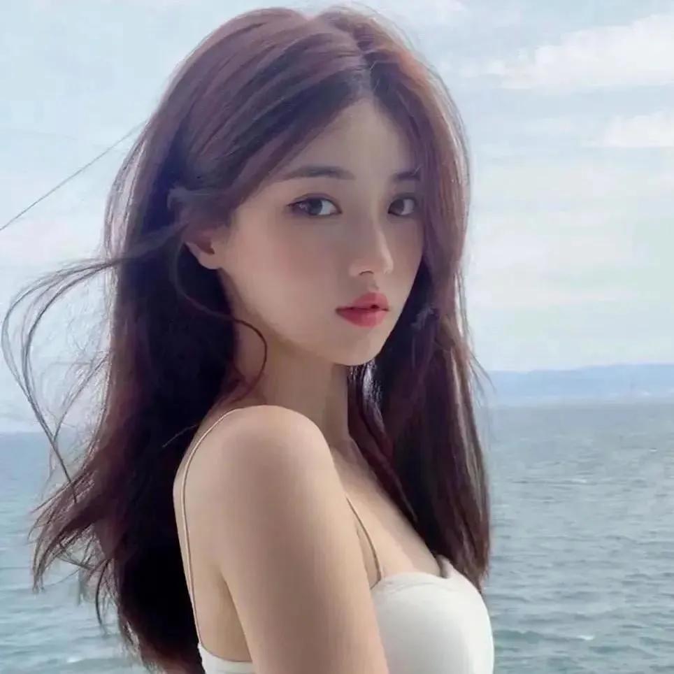 海边漫步，微风轻拂，长发飘逸，清新自然的美景海边度假少女海边温柔女孩海边温柔