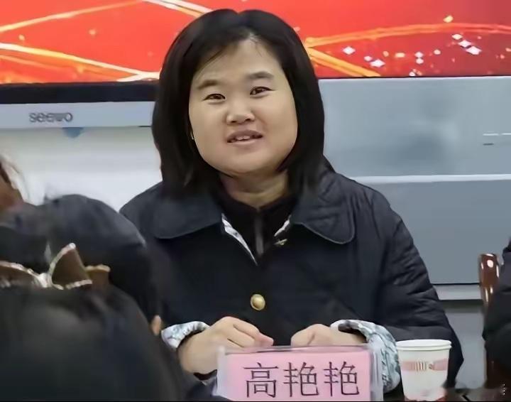 姚安一中校长高艳艳，光看外在真的太有迷惑性了！面相憨厚朴实，眉眼全是温和感，妥妥