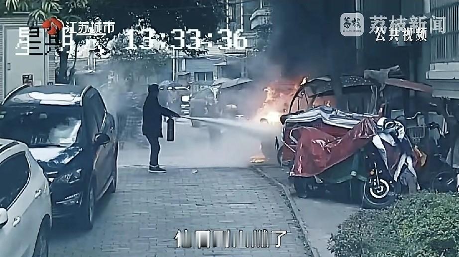 5辆电动车被烧成骨架，阳台玻璃炸裂、墙面漆黑！四川南充一场离奇火灾，让整栋居民楼