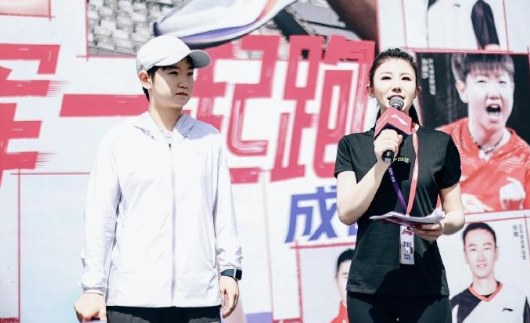 主持人分享了几年前和莎莎的后台小故事，她就是太阳本身啊～